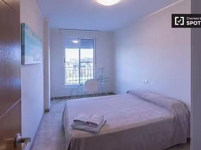 Único Se alquila habitación en piso de 2 dormitorios en Sotern.