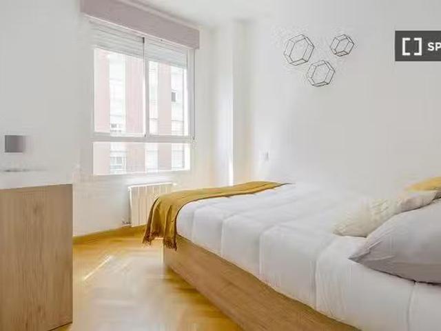 Único Se alquila habitación en piso de 4 dormitorios en Atocha.