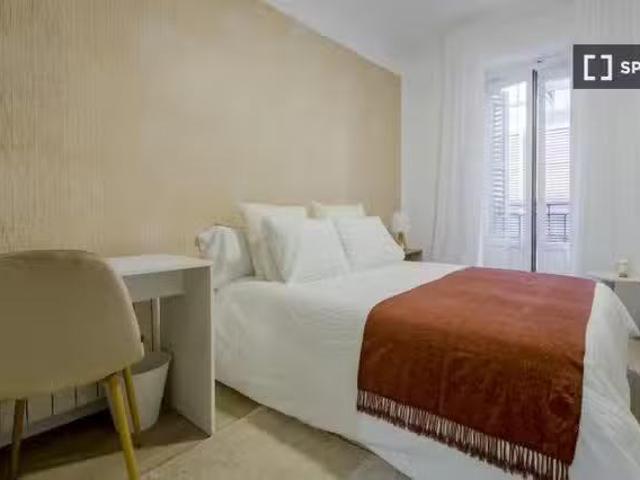 ¡En alquiler! Se alquila habitación en piso de 4 dormitorios e.