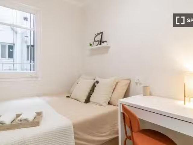 ¡En alquiler! Se alquila habitación en piso de 4 dormitorios e.