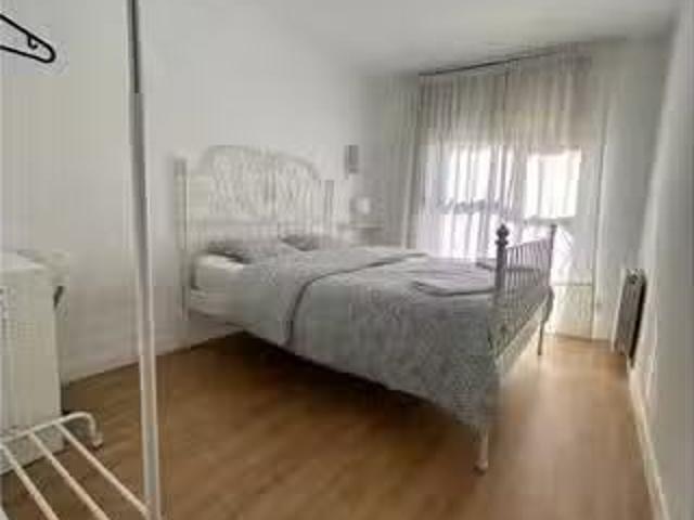 Nuevo Se alquila habitación en piso de 4 habitaciones en Badal.