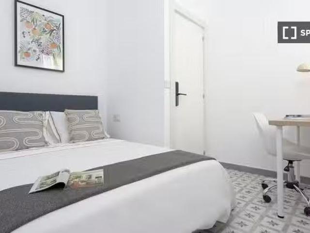 ¡En alquiler! Se alquila habitación en piso de 5 habitaciones.