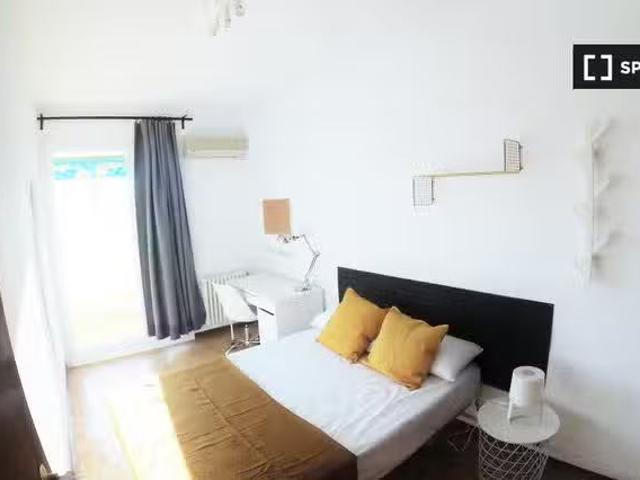 Nuevo Se alquila habitación en piso de 8 habitaciones en Azca.