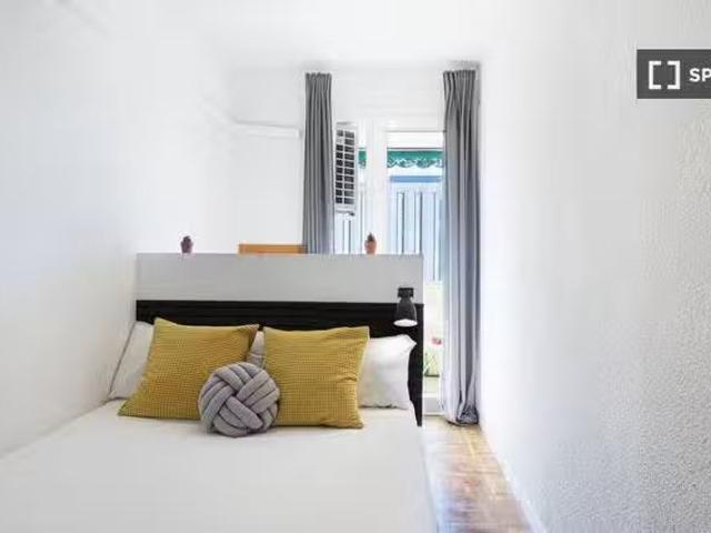 ¡Recién llegado! Se alquila habitación en piso de 8 habitacion.