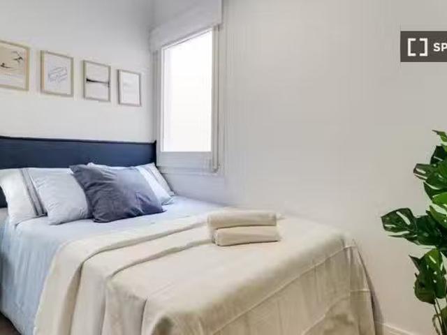 Único Se alquila habitación en piso de 8 habitaciones en Barce.