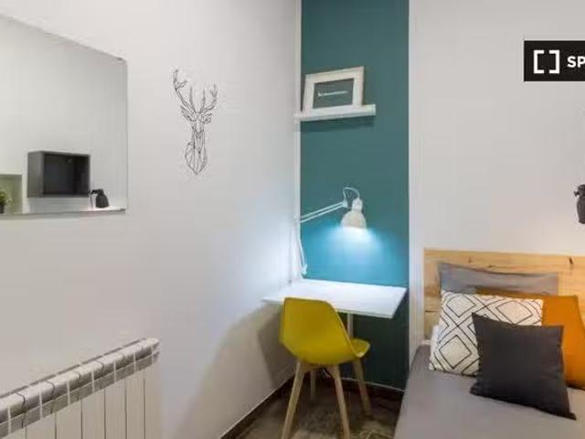 Único Se alquila habitación en piso de 9 habitaciones en Graci.