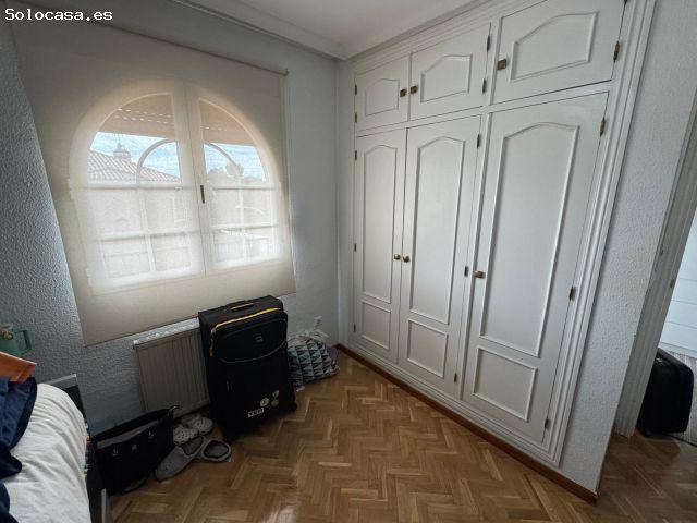 Bargas. Chalet independiente con 4 dormitorios y 4 baños, en urbanización con piscina privada