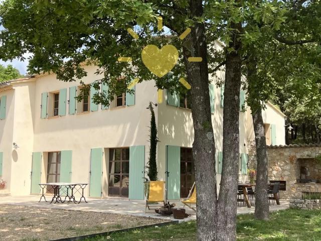 BARGEMON: Bastide avec vue panoramique sur 10 hectares au c. 190m² Bargemon