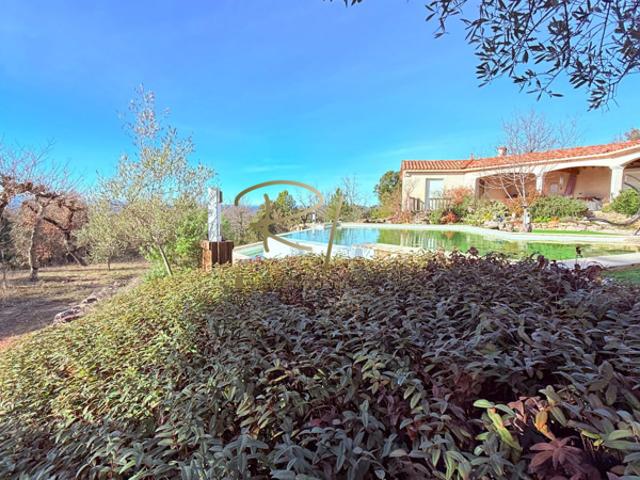 Barjac Villa d'exception avec piscine à débordement