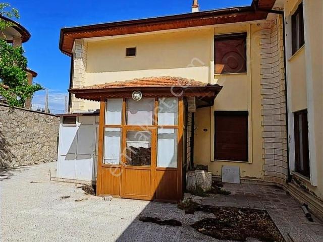 Barla Merkezde Gül Sitesinde Satılık Villa