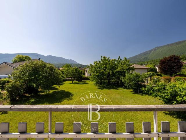 BARNES ANNECY | MAISON FAMILIALE – LUMIÈRE, JARDIN & DOUCEUR DE VIVRE FACE AUX MONTAGNES FORT POTENTIEL D’ÉVOLUTION