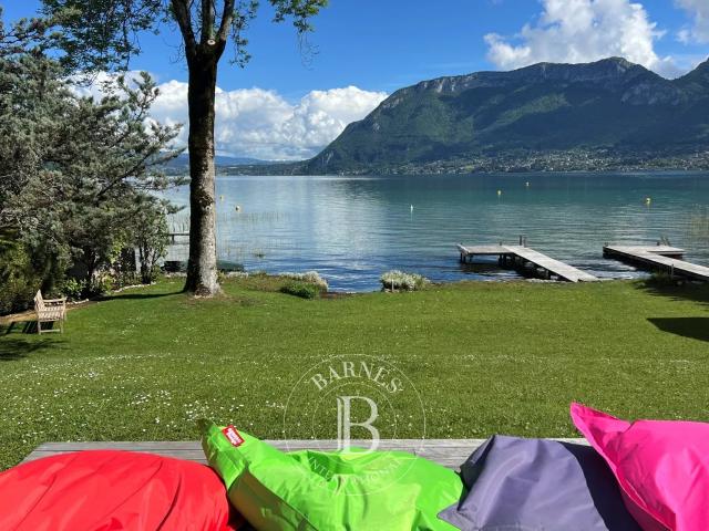 BARNES ANNECY PROPRIETE PIEDS DANS L'EAU