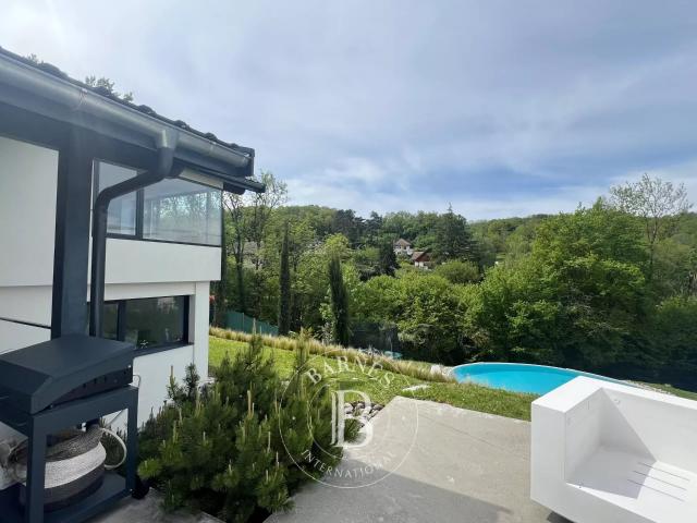 BARNES ANNECY RIVE EST: VILLA VUE LAC AVEC TERRASSE JARDIN ET PISCINE
