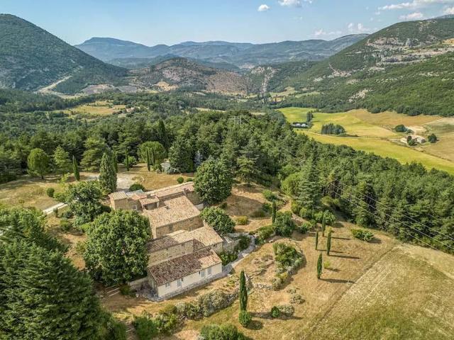 Barnes Exceptionnel domaine de 58 hectares avec 3 mas en p. 820m² Sault