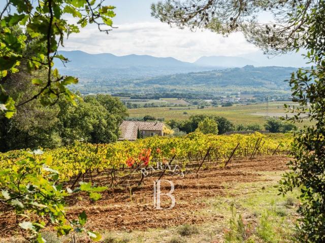 Barnes Magnifique propriété en position dominante avec pis. m² Vaison la Romaine