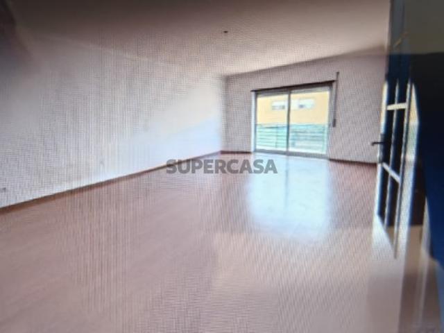 T2 central no Barreiro com varanda e sala ampla
