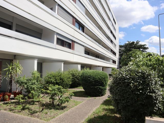 Barrière du Médoc Intra Bld T2 avec Cave et Parking privatif
