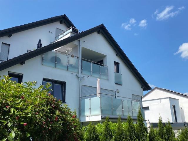 BARRIEREFREIE 3,5 ZIMMER DG WOHNUNG MIT LOGGIA, TG STELLPLATZ UND NEUER PV ANLAGE
