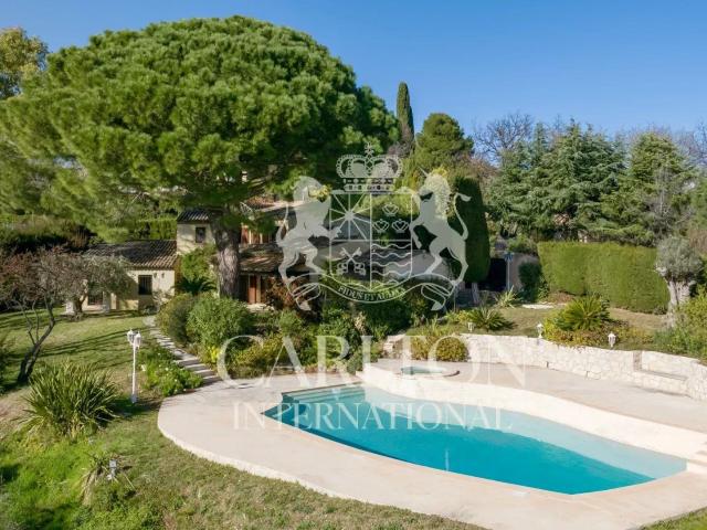 Bastide avec vue mer et sur le village de Saint Paul de Venc. 288m² Saint Paul
