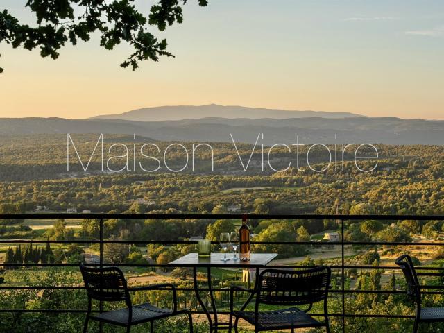 Bastide avec vues panoramiques, à deux pas du village. 236m² Ménerbes