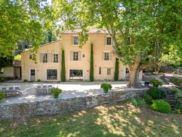 Bastide à vendre à Saignon avec 7 chambres, un parc arboré e. 450m² Apt