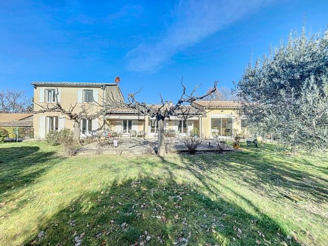 Magnifique Propriété avec Gîte indépendant à Lacoste