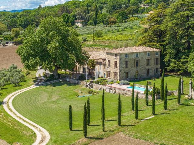 Bastide du XVIIIe siècle restaurée et corps de ferme rénovés. 900m² Manosque