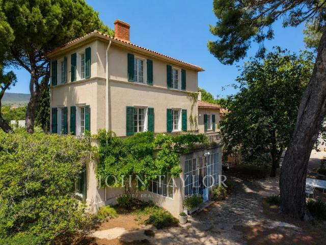 Bastide de caractère à rénover sur plus de 2 200 m² de terra. 446m² Saint Cyr sur Mer