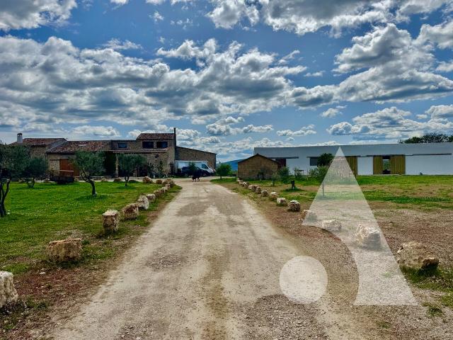 Bastide de 568 m2 à Régusse sur 18.000m2 de terrain