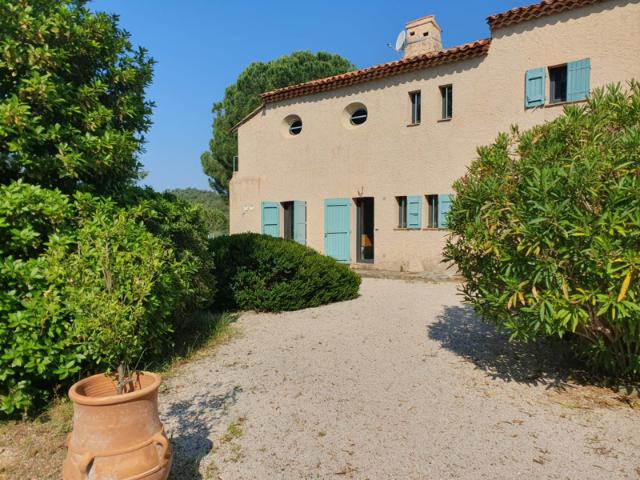 ? Bastide d'exception au coeur des collines de Valcros ?