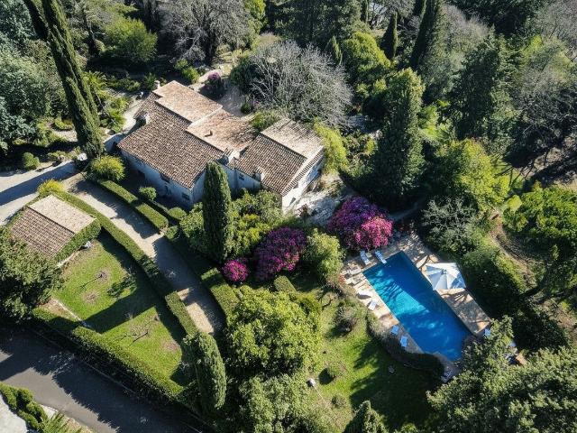 Bastide d'exception de 350m2 avec jardin et piscine sur 8550. 350m² Grasse
