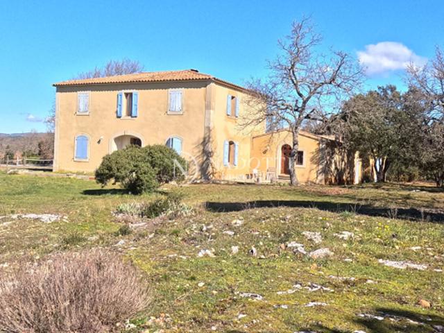BASTIDE EN CAMPAGNE DE BONNIEUX AVEC BOX A CHEVAUX