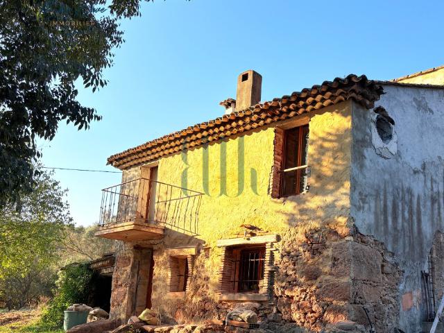 BASTIDE EN PIERRE A RÉNOVER AU PIED DU ROCHER DE ROQUEBRUNE