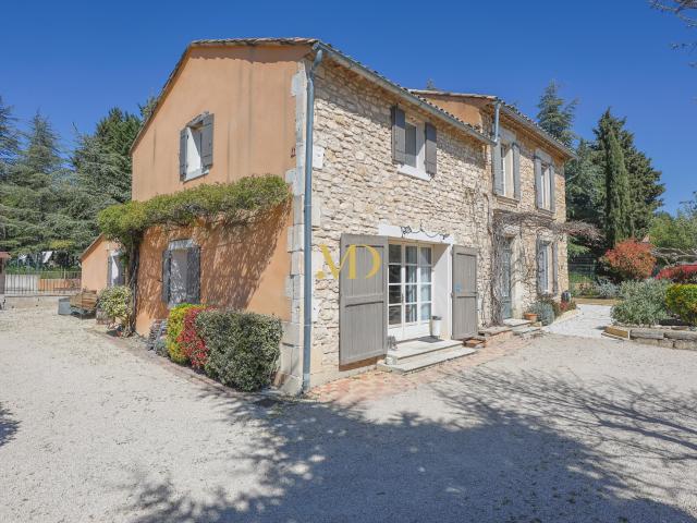 Bastide en pierre avec piscine