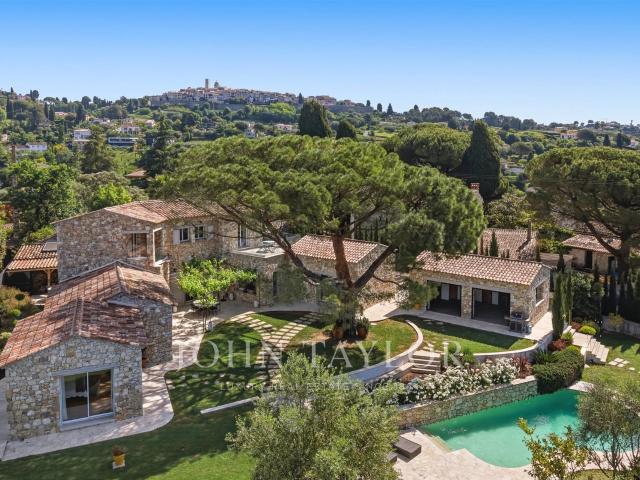 Bastide en pierre rénovée, à pied de Saint Paul de Vence 238m² La Colle sur Loup