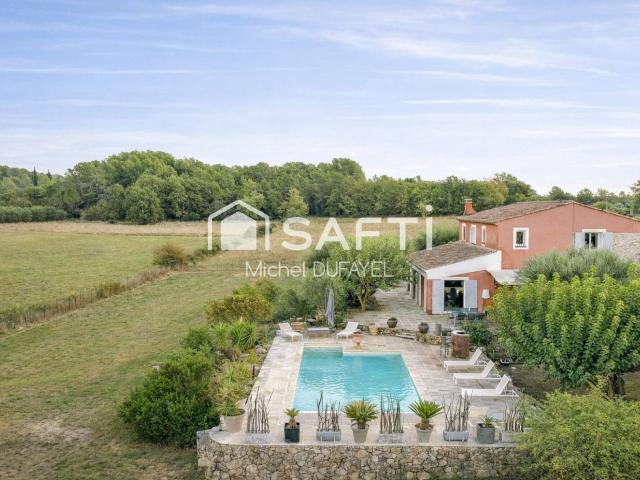 Bastide en pierre sur 1,3 ha avec piscine 205m² Bagnols en Forêt