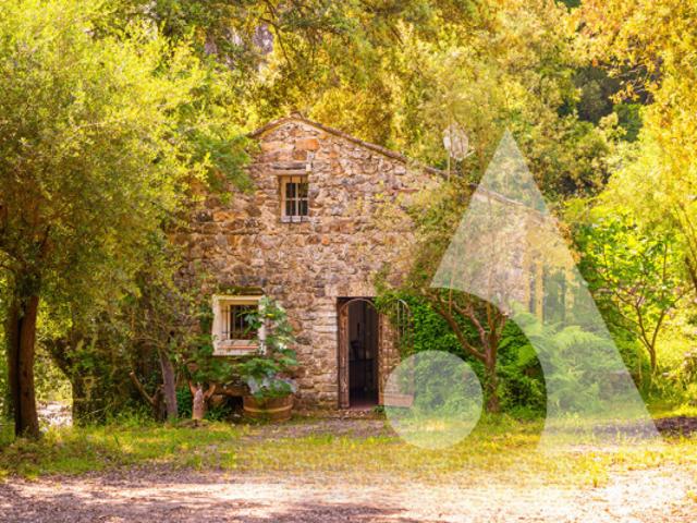 BASTIDE EN PIERRE SUR 1 HECTARE AVEC RIVIÈRE UN LIEU UNIQUE CALLAS