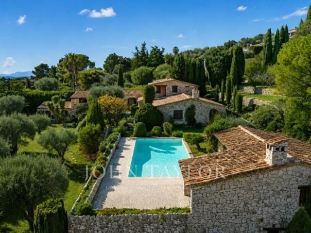 Bastide en pierres vue mer panoramique à pied du village