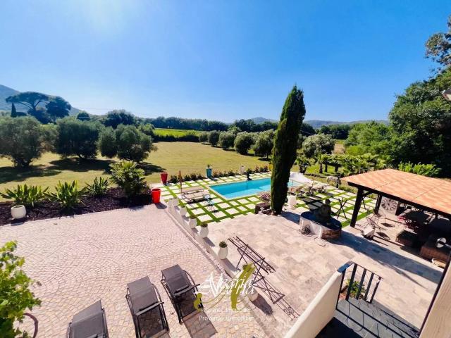 Bastide lumineuse & confidentielle entre vignes et oliviers. 300m² Les Arcs sur Argens