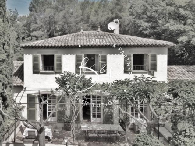 Bastide provençale 5 chambres avec piscine au calme complet