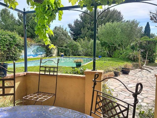 BASTIDE PROVENÇALE AU COEUR DE L'ADORABLE HAMEAU DES PLAYES À SIX FOURS 218 M2 5 CHAMBRES