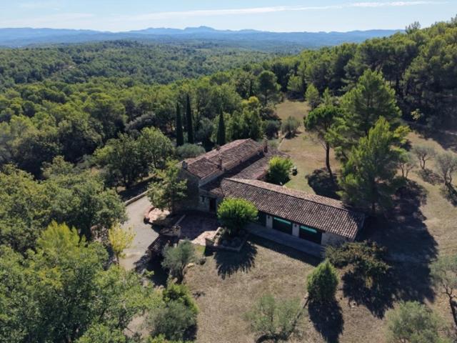 Bastide provençale d'exception sur un domaine privé de 20 hectares