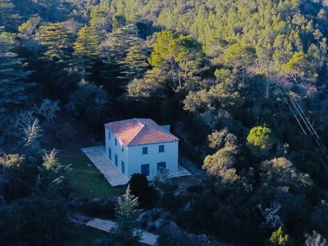 Bastide provençale de 230 m2. En pleine nature à Châteauver