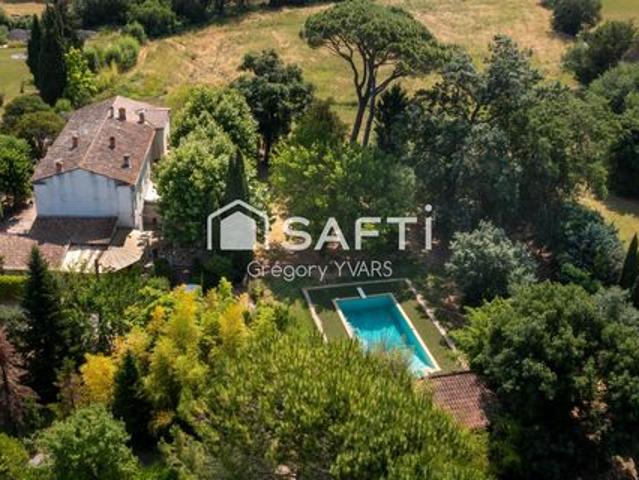 Bastide provençale de 335 m² avec annexes et piscine