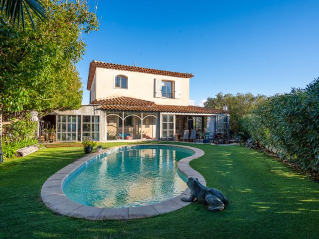 Bastide provençale de caractère avec espaces professionnels