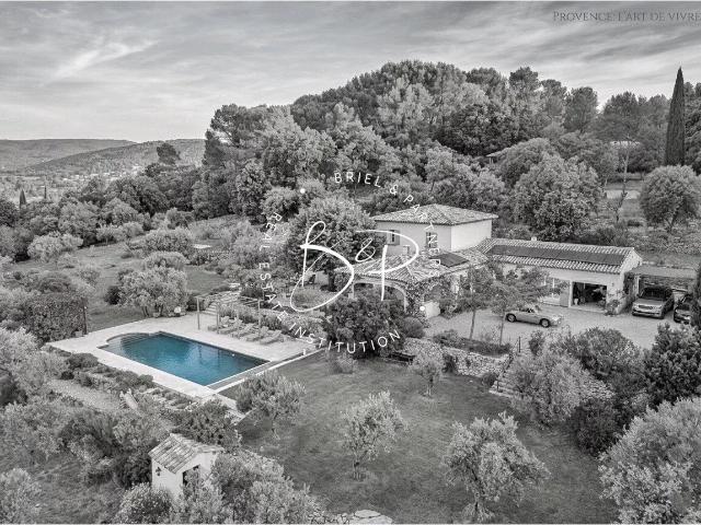 Bastide provençale de charme de 222m² avec piscine, oliveraie et