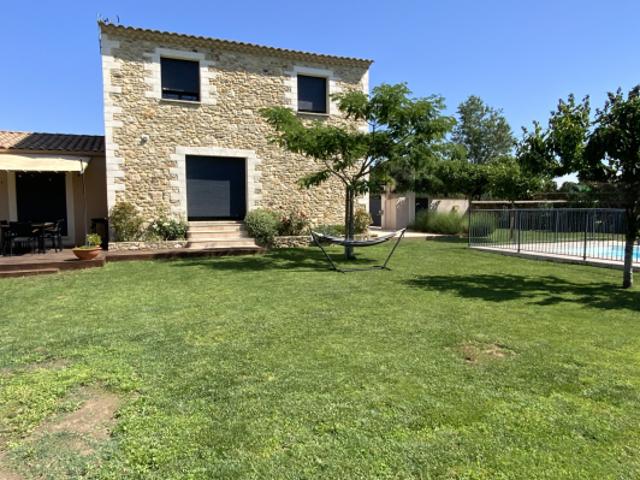 Bastide récente dans village tous commerces