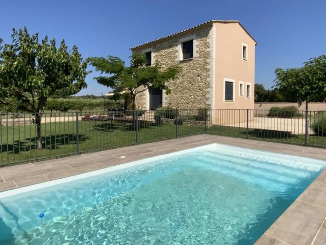 Bastide récente dans village tous commerces