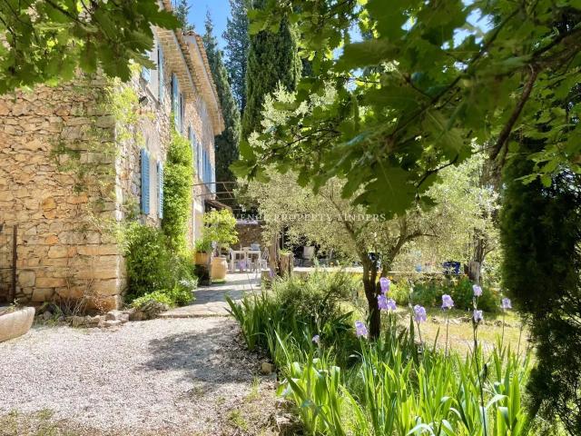 Bastide 1840 rénovée. Maison familiale ou chambres d'hôtes. 285m² Lorgues