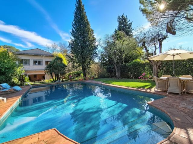 Bastide 350 m2 avec piscine et parc de 8564m²